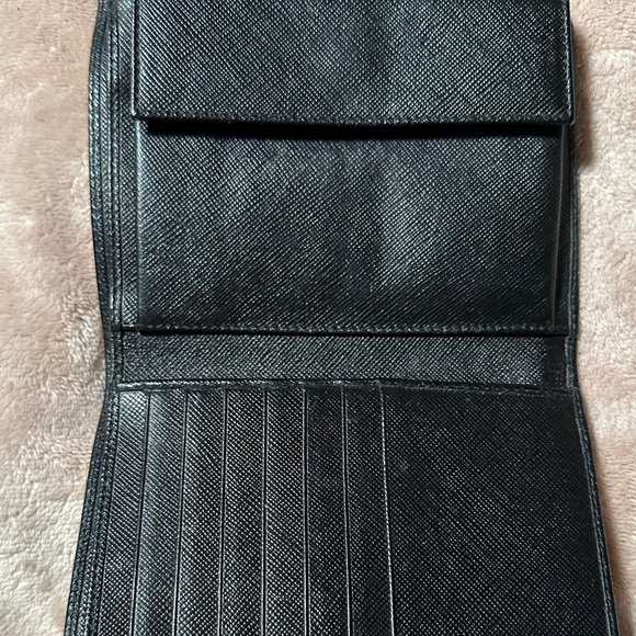 Sleek Black Textured Leather Wallet - Picture 2 of 6